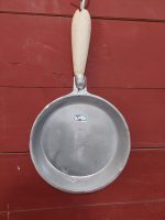 ماهیتابه چدنی دسته چوبی