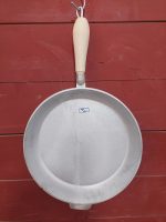 ماهیتابه چدنی دسته چوبی قطر ۳۰ سانتیمتر